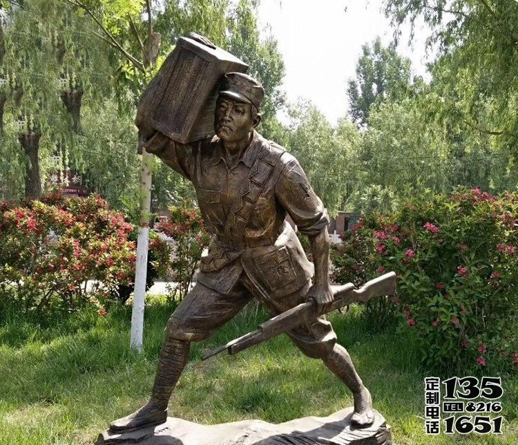 園林景區玻璃鋼仿銅扛著箱子的八路軍雕塑 園林景區玻璃鋼仿銅扛著箱子的八路軍雕塑