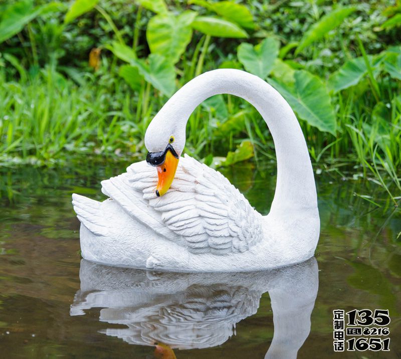 池塘湖邊游泳的玻璃鋼仿真天鵝雕塑 池塘湖邊游泳的玻璃鋼仿真天鵝雕塑