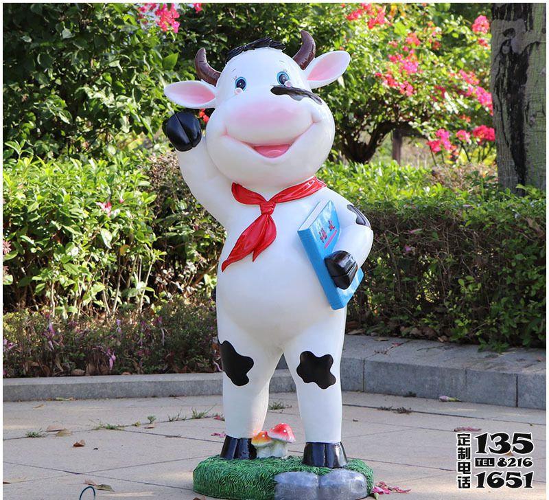 公園玻璃鋼卡通拿書的小奶牛雕塑 公園玻璃鋼卡通拿書的小奶牛雕塑